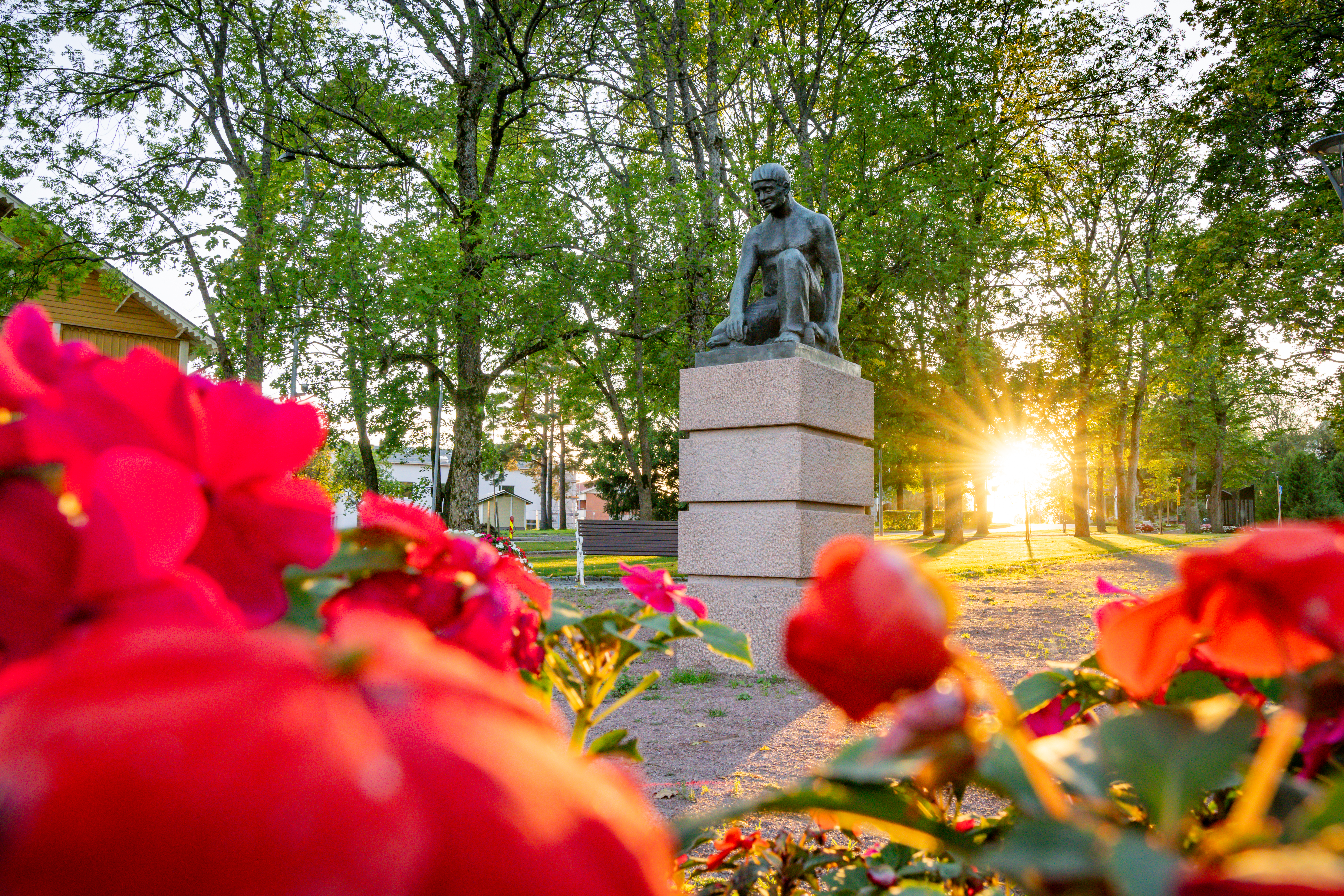Huittislaisen kuvanveistäjän Lauri Lepistön veistos Henki ja Aine on patsas yhden polven varaan laskeutuneestä miehestä. Patsas sijaitsee Huittisissa torin ja kirkon välissä sijaitsevassa puistossa.