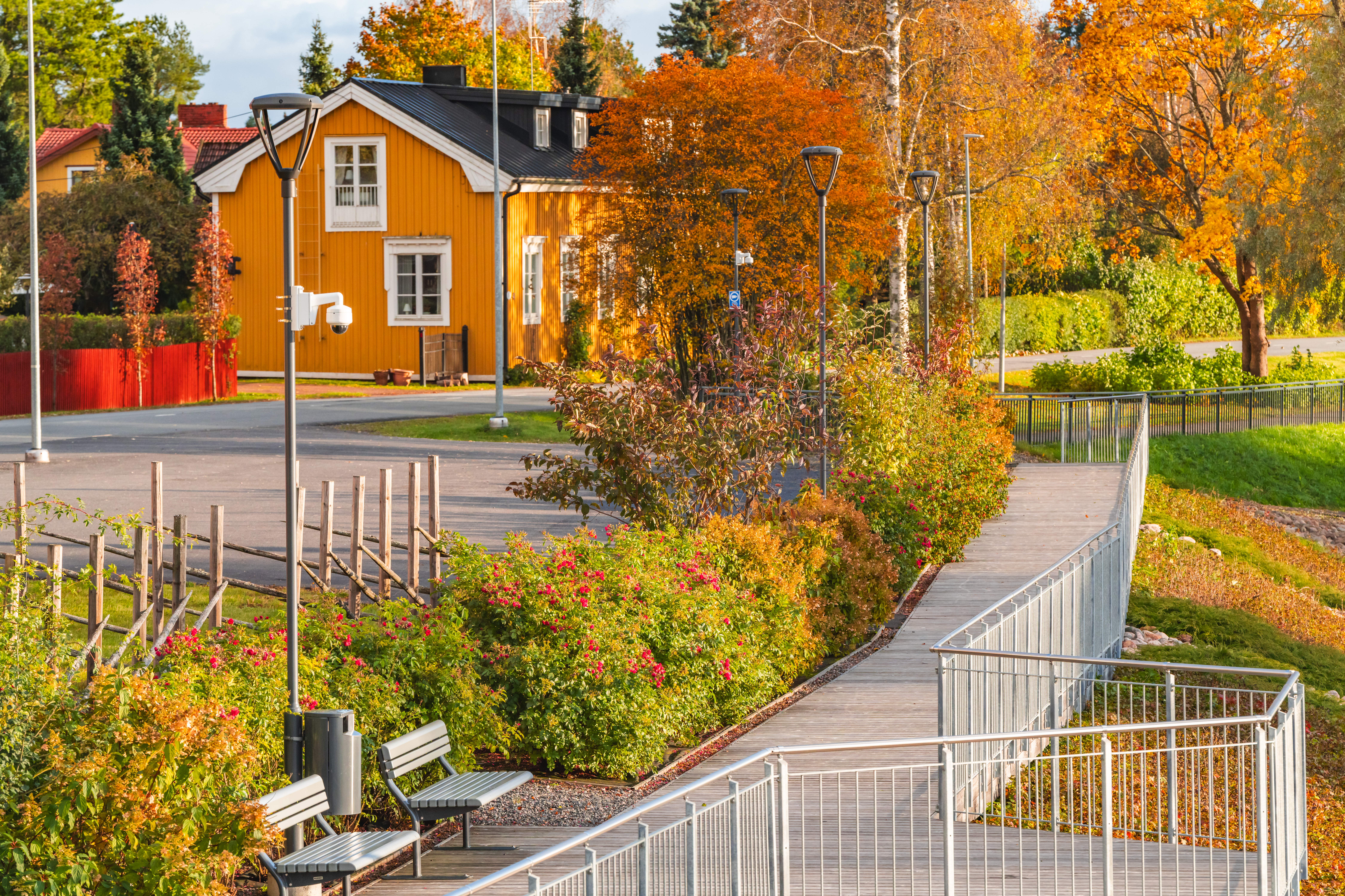 Huittisten keskustassa Loimijoen rannassa kulkee puinen kävelysilta. Kävelysilta kuvattuna syksynruskan aikaan.