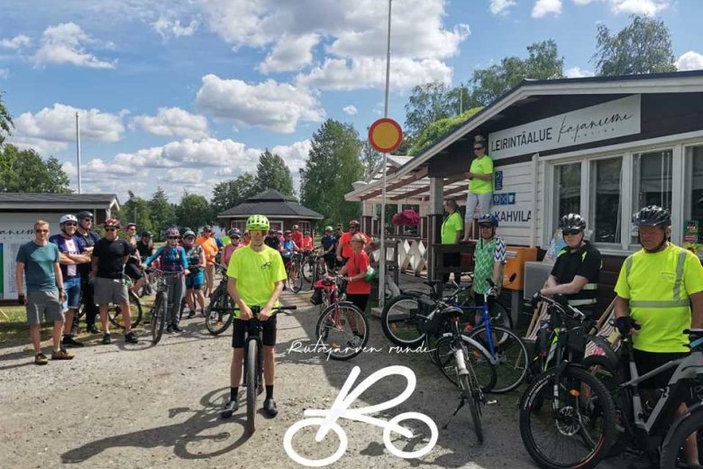 Pyöräilijöitä lähdössä Rutajärven Rundille.