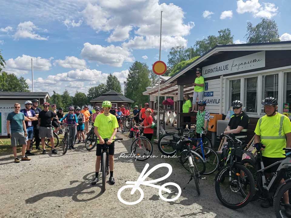 Pyöräilijöitä lähdössä Rutajärven Rundille.