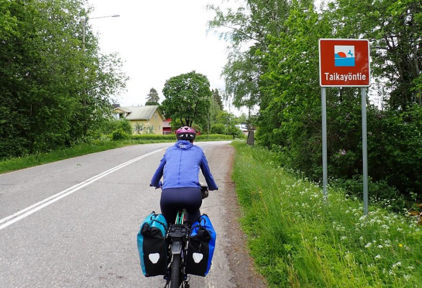 Henkilö pyöräilee taikayöntien pyöräilyreittiä