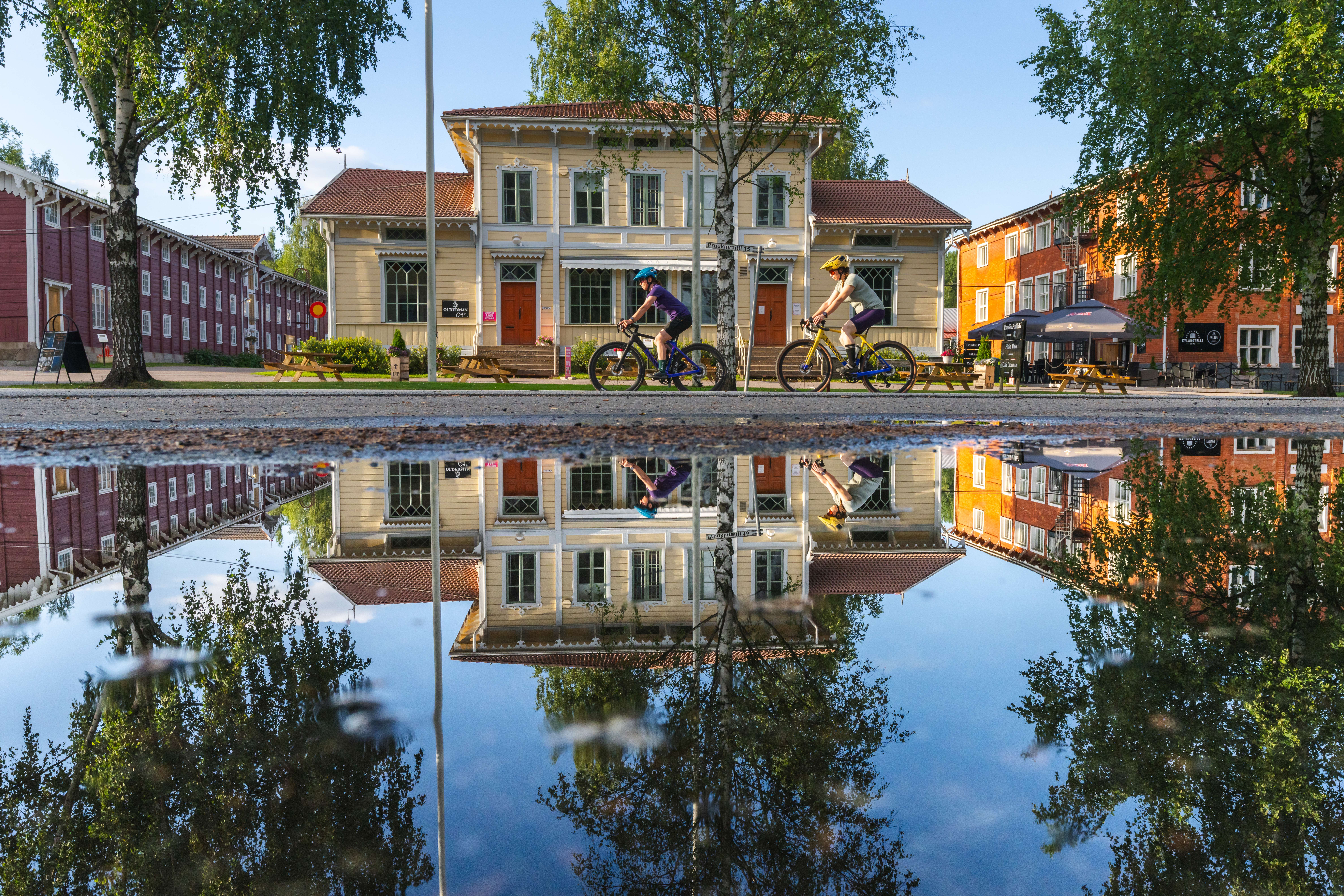 Pyöräilijät Nuutajärven Lasikylässä