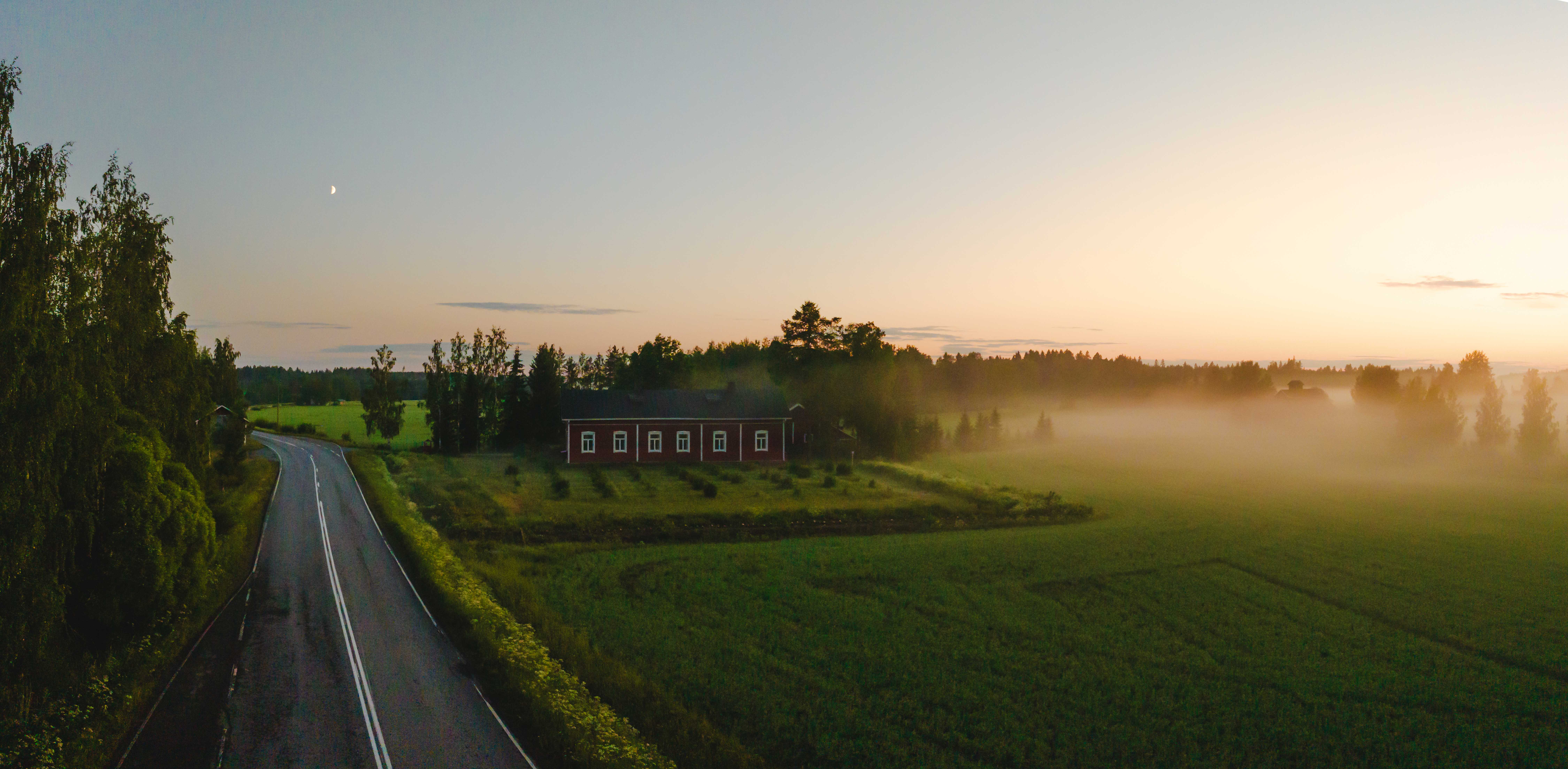 Taikayöntietä aamu-usvassa